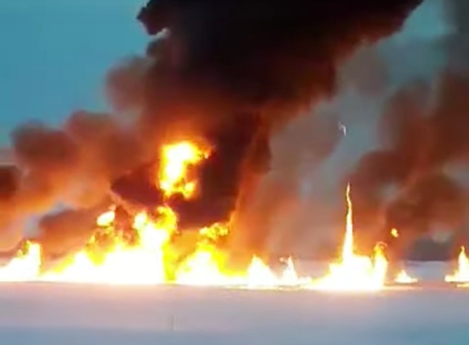 В России на реке Обь произошел пожар после утечки на трубопроводе. ВИДЕО