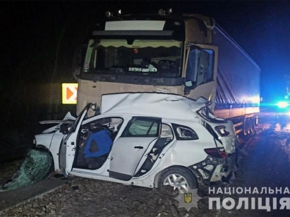 В Хмельницкой области столкнулись грузовик и Renault: погибли два человека