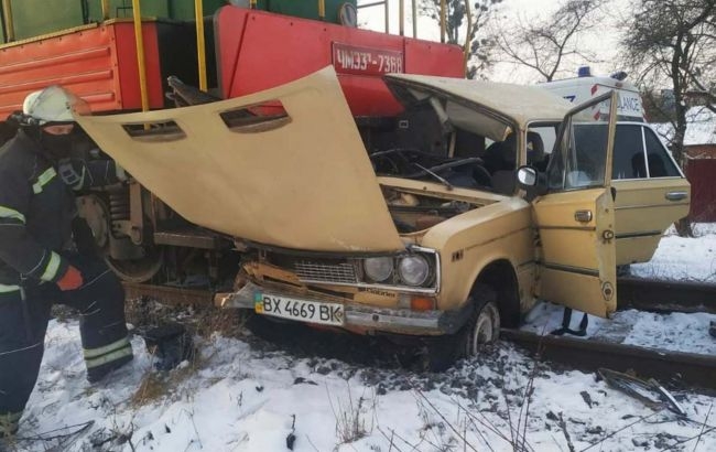 В Виннице поезд столкнулся с автомобилем: водителя забрала «скорая»