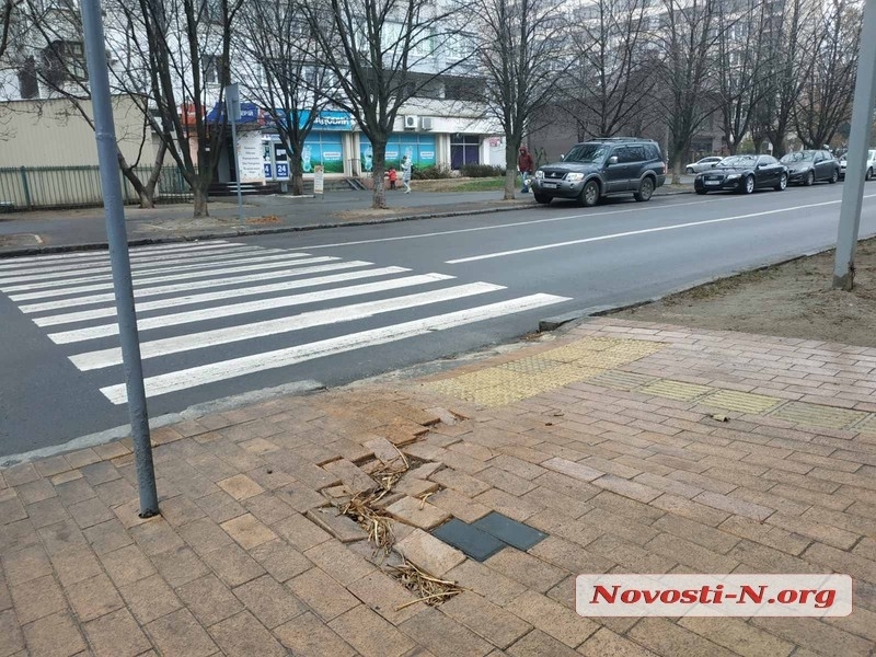 Сенкевич заверил, что провалившуюся в Николаеве тротуарную плитку подрядчик меняет за свой счет