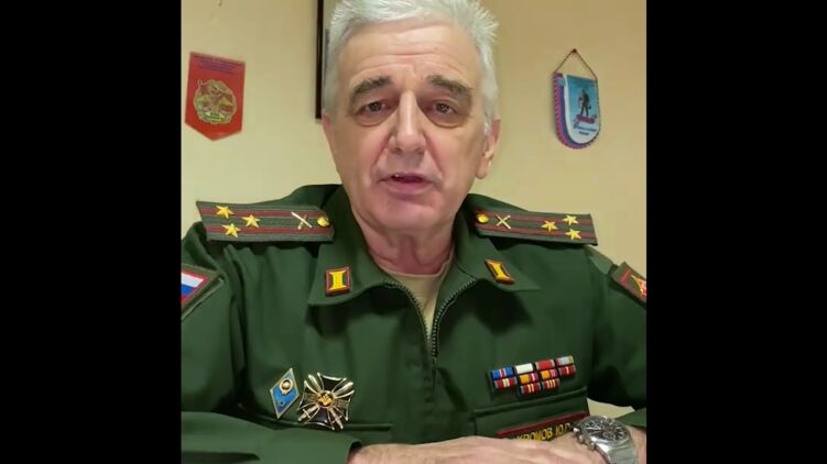 Военкомат в РФ в честь 8 Марта предложил женщинам сдать бывших в армию. Видео