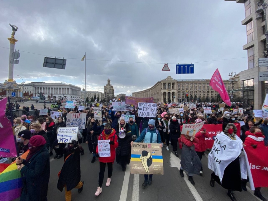В Киеве Марш за права женщин: националисты забросали участниц спасательными кругами и тюльпанами. ВИДЕО