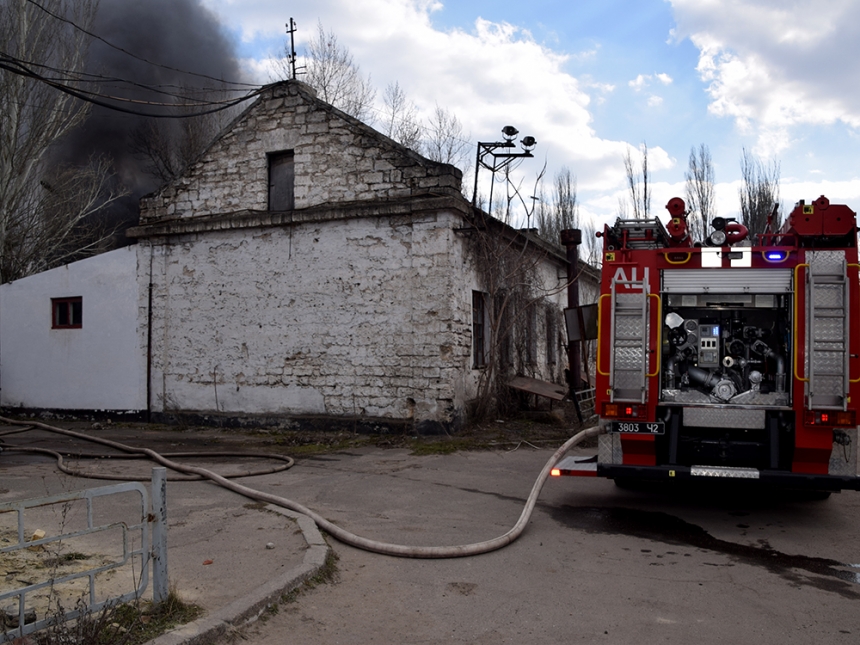 В Николаеве возник пожар на предприятии: тушили четыре пожарных расчета. ВИДЕО