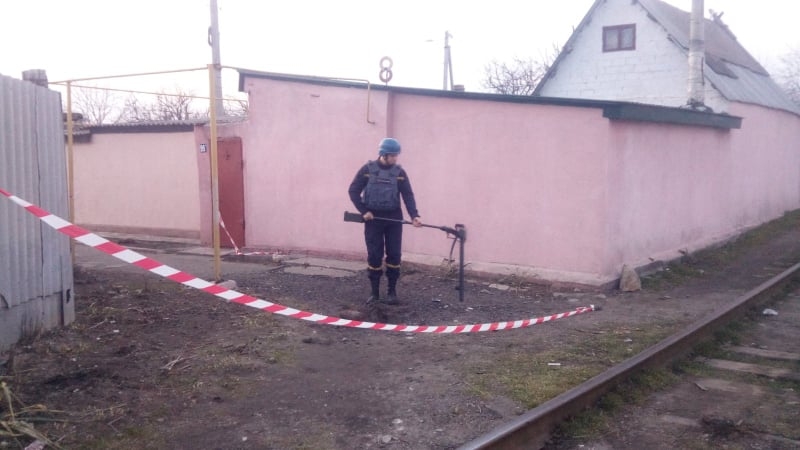 В Николаеве мужчина откапал возле своего дома артснаряд