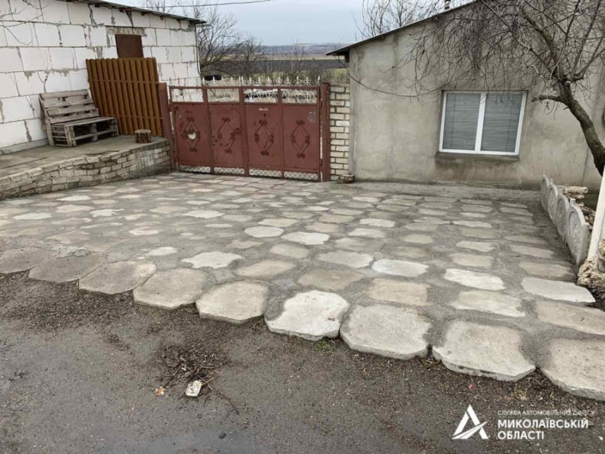 В Николаевской области мужчина вымостил двор украденными плитами — ущерб оценивают в миллионы