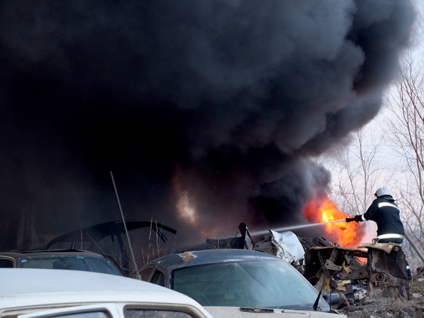 Появилось видео пожара площадью 100 м² на автостоянке в Николаеве