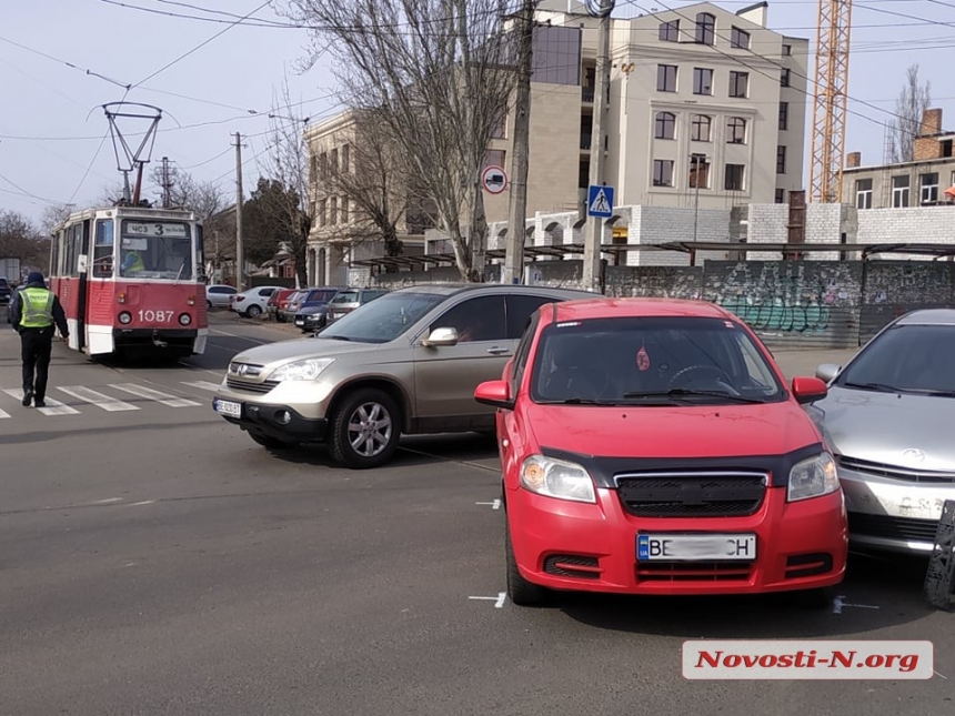 В центре Николаева столкнулись «Тойота и «Шевроле» - пострадал водитель
