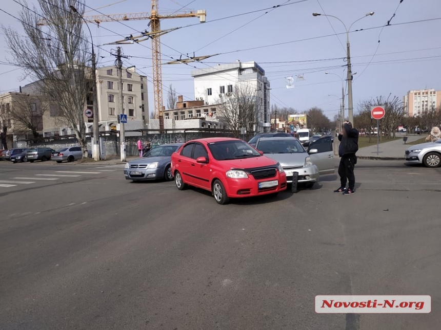 В центре Николаева столкнулись «Тойота и «Шевроле» - пострадал водитель