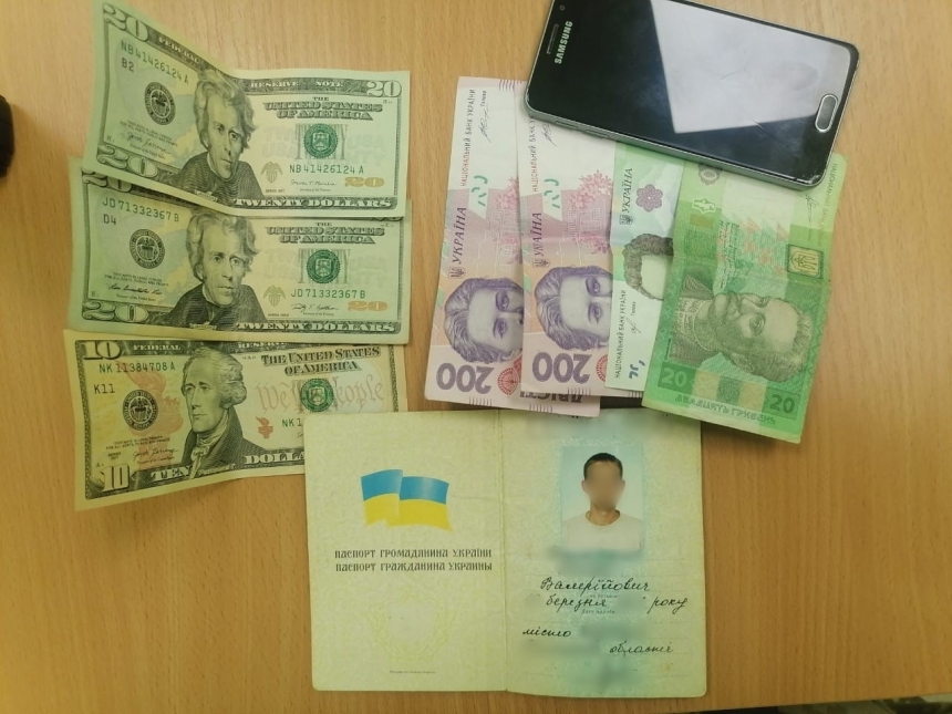 На админгранице с Крымом украинец пытался дать взятку ₴440 и $50: пограничники отказались