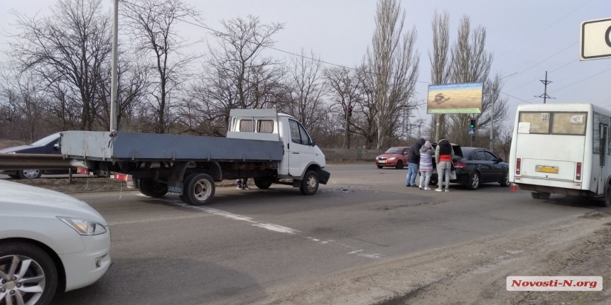 В Николаеве на перегоне «Газель» врезалась в «Хюндай»