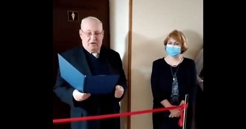 В киевском вузе по случаю 8 Марта торжественно открыли женский туалет - Афиша bigmir)net