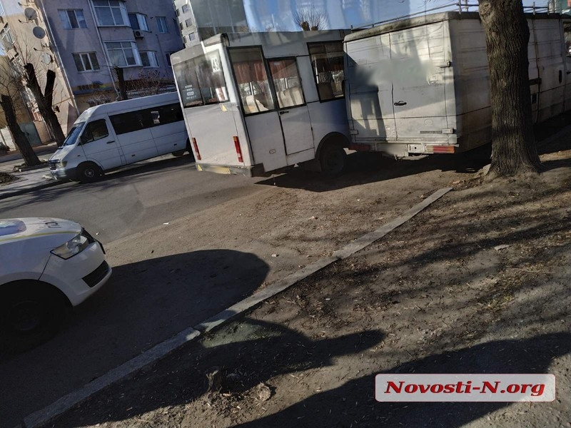 В центре Николаева маршрутка въехала в грузовик «Мерседес»