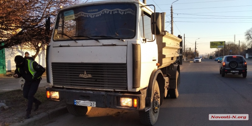 В Николаеве столкнулись грузовик и «Опель»