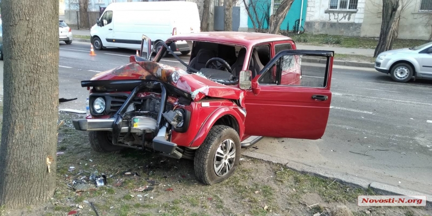 В центре Николаева из-за гололеда столкнулись «Нива» и «Опель» - пострадала пассажирка