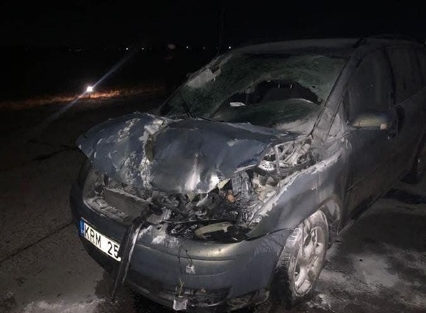 В Киеве легковой автомобиль врезался в истребитель. ФОТО