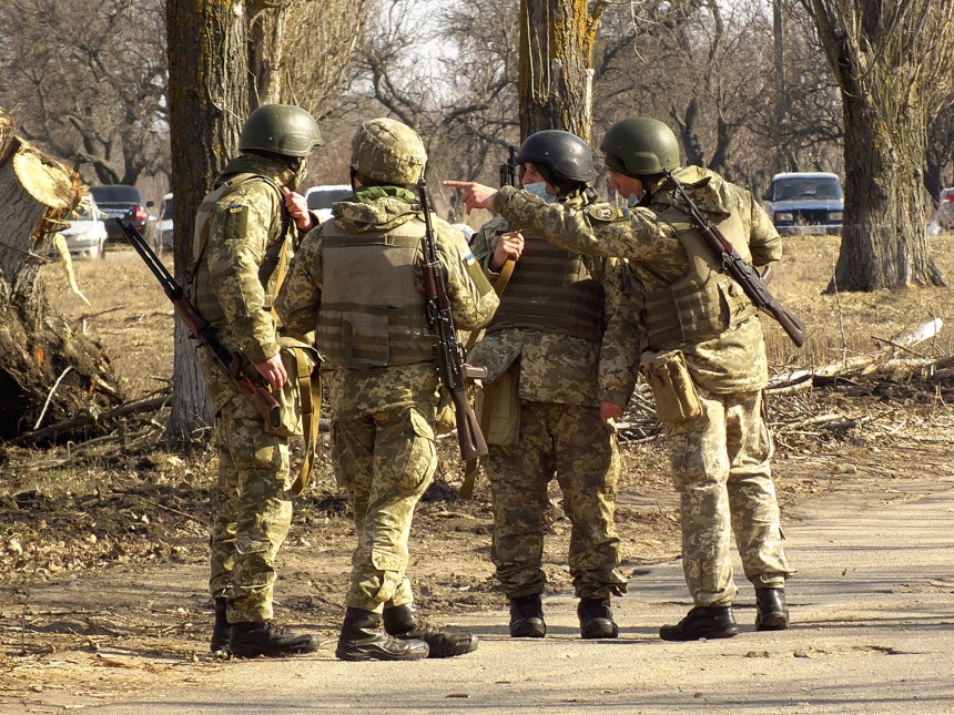 Николаевские военные показали, как учатся защищать аэропорт