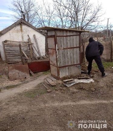 На Херсонщине в уличном туалете найдено тело новорожденного