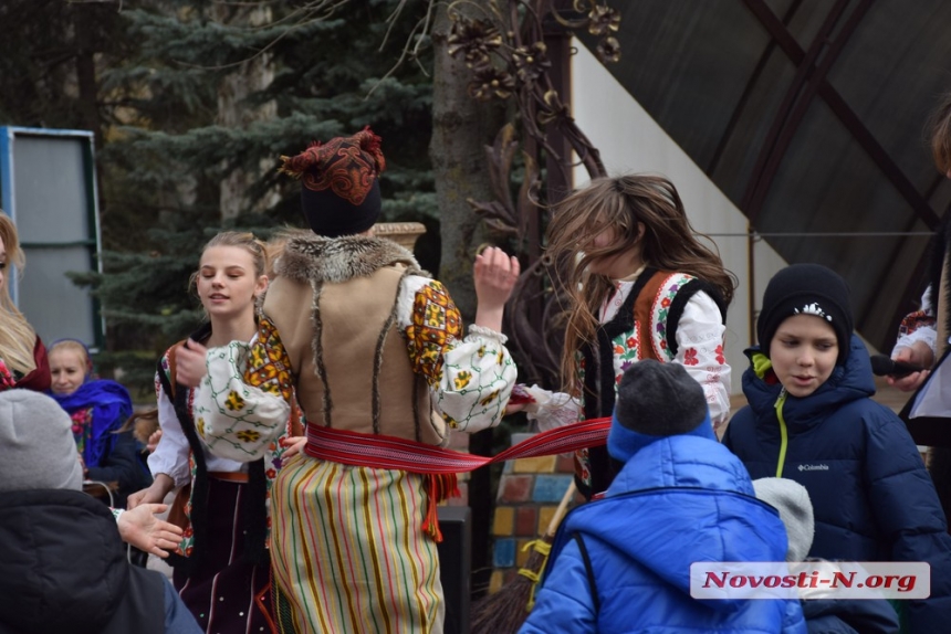 Сжигали Мару и водили хороводы: как в Николаевском зоопарке отметили Масленицу. ФОТОРЕПОРТАЖ