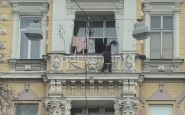 В Одессе мужчина спас кота, рискуя сорваться с крыши балкона. ВИДЕО