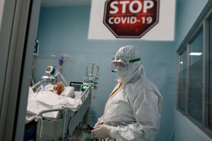 «Тяжелых больных все больше»: врач заявила об опасности нового штамма COVID-19