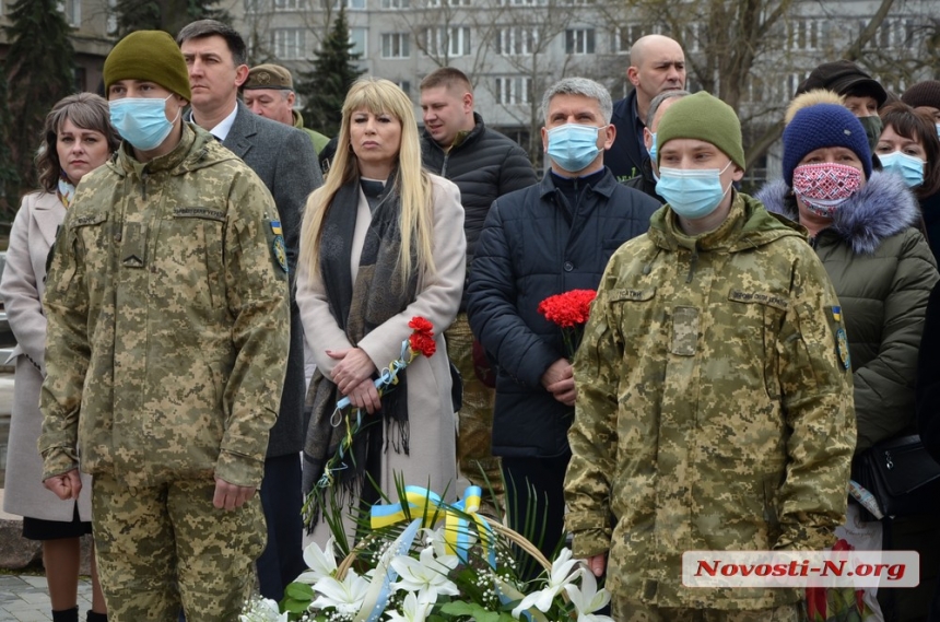 День украинского добровольца: в Николаеве возложили цветы. ФОТО