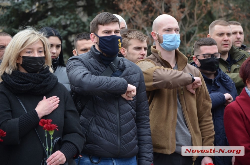 День украинского добровольца: в Николаеве возложили цветы. ФОТО