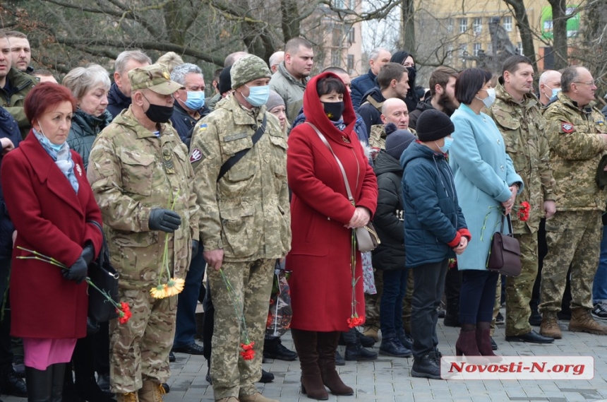 День украинского добровольца: в Николаеве возложили цветы. ФОТО