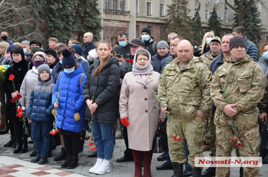 День украинского добровольца: в Николаеве возложили цветы. ФОТО