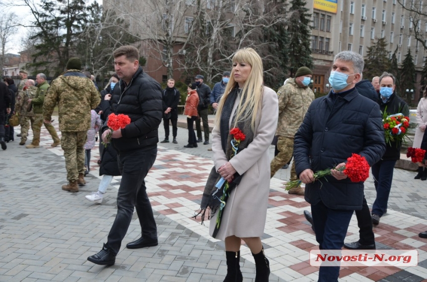 День украинского добровольца: в Николаеве возложили цветы. ФОТО