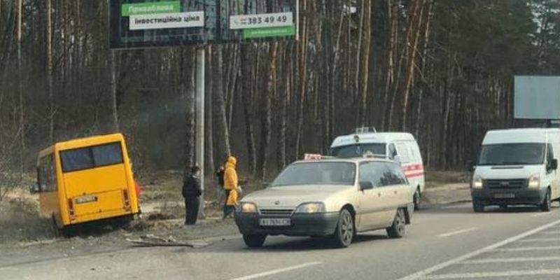 На трассе под Киевом маршрутка влетела в столб, есть пострадавшие. ВИДЕО