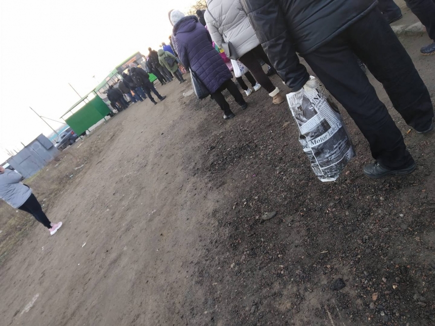 Жители Терновки выстаивают огромные очереди на конечной остановке, чтобы доехать на работу