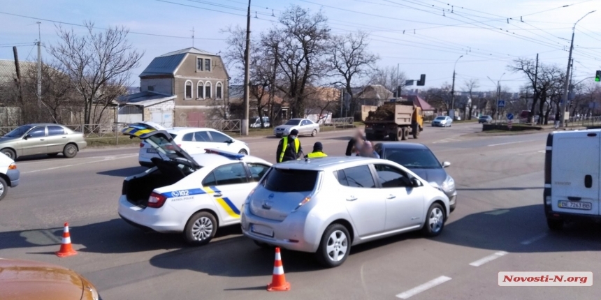 Появилось видео аварии, где возле «Эпицентра» столкнулись «Хюндай» и «Ниссан»