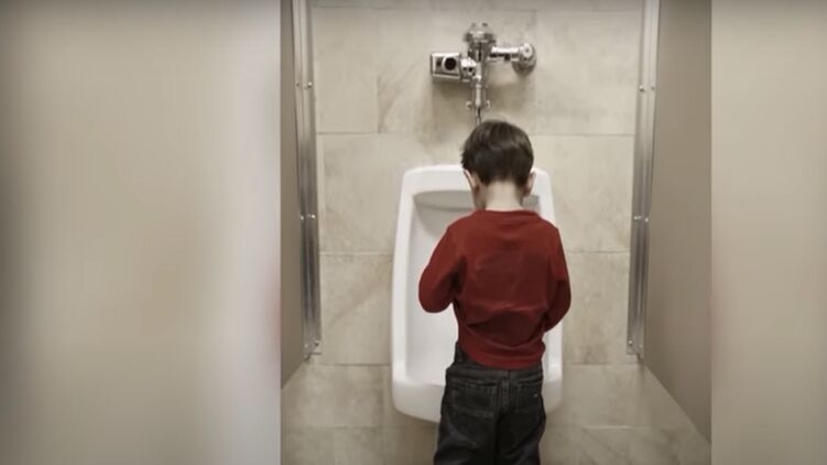 В детсаду Киева воспитатели высмеивали 4-летнего мальчика за то, что он ходит в туалет стоя