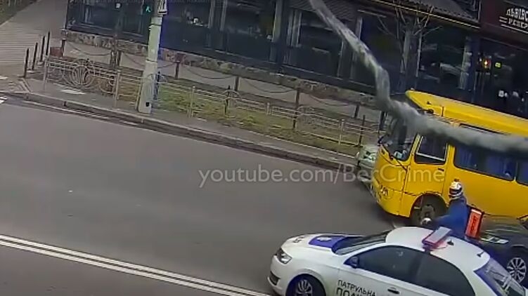 В Киеве полицейские устроили погоню за курьером, но его мопед оказался быстрее. Видео