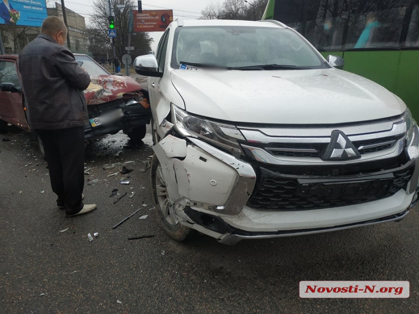 На оживленном перекрестке в Николаеве столкнулись три автомобиля — огромные заторы
