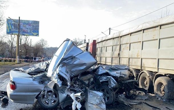 Под Одессой BMW врезался в припаркованный грузовик: погибли две 17-летние девушки