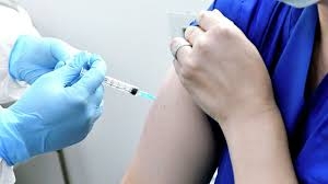 В Украине первый человек получил вторую дозу прививки от коронавируса