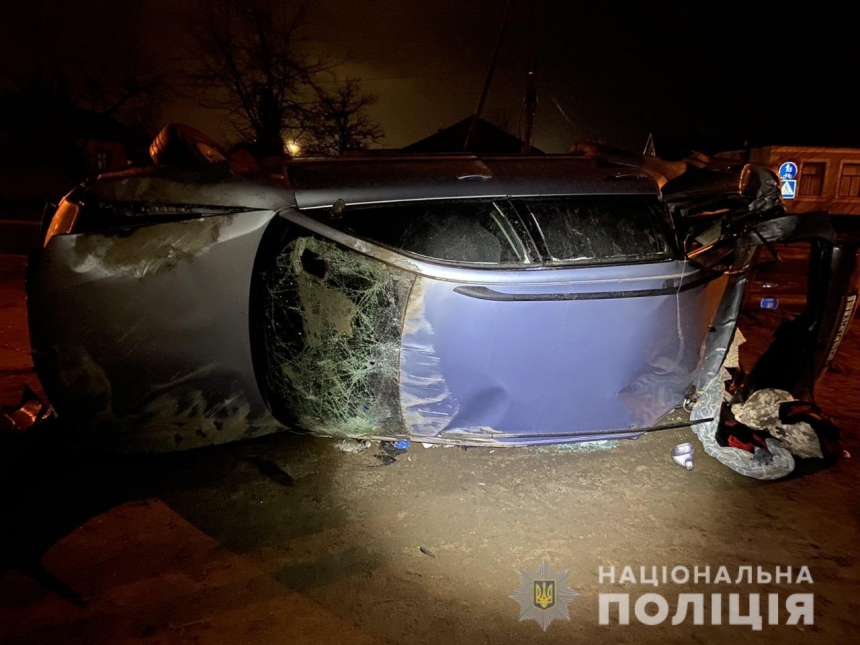 В Николаевской области 20-летний пьяный водитель на Volkswagen врезался в столб: четверо пострадавших