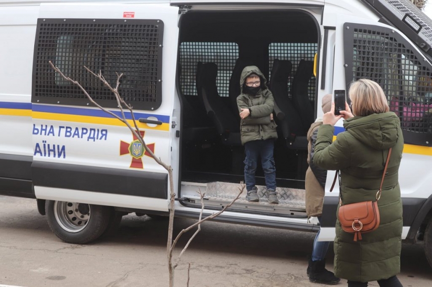 Николаевские нацгвардейцы покатали детей на БТР. ФОТО