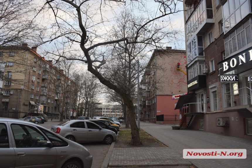 В центре Николаева на стене многоквартирного дома начали создавать мурал. ФОТО