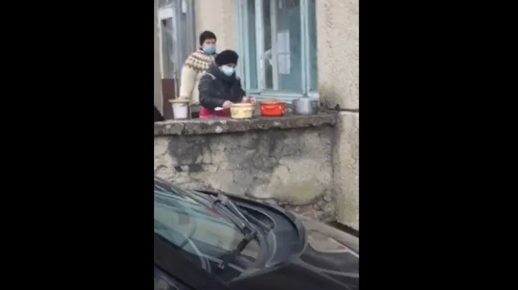 Пациентов коронавирусной больницы Львовской области кормят через окно с улицы. ВИДЕО