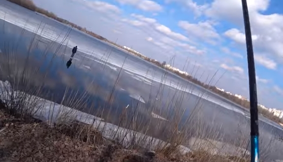 В Киеве рыбак спиннингом вытащил из реки тонущего ребенка. Видео
