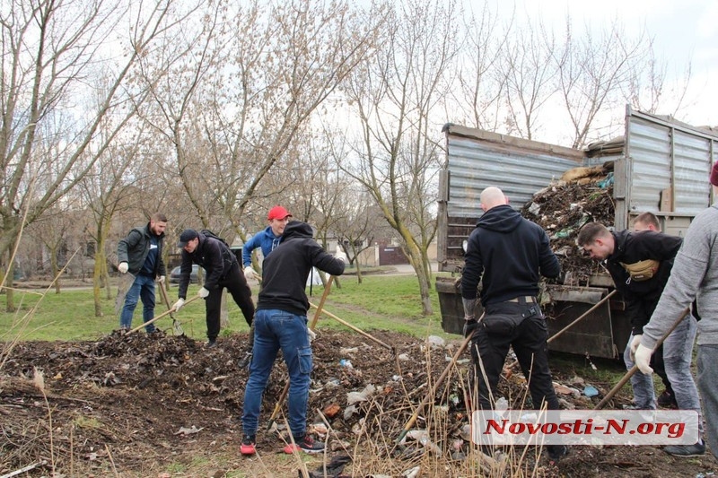 В Николаеве провели субботник — с прибрежной территории Ингула вывезли 2 грузовика мусора