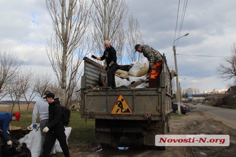 В Николаеве провели субботник — с прибрежной территории Ингула вывезли 2 грузовика мусора