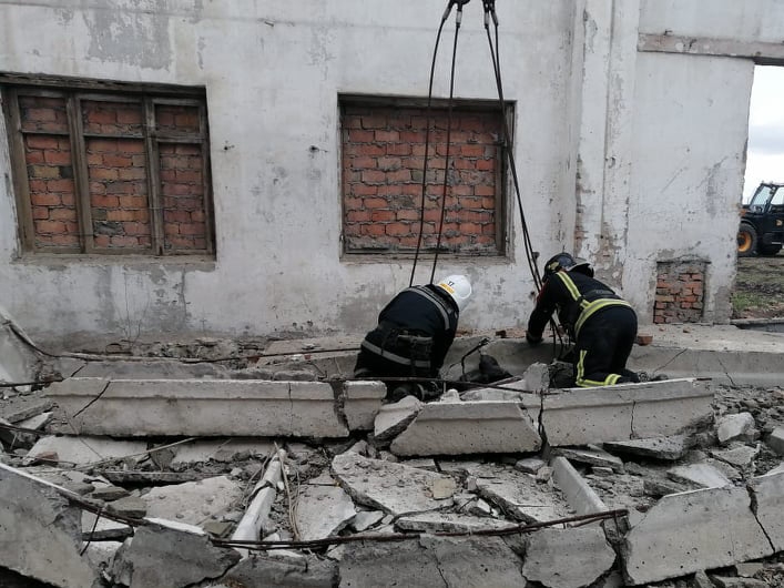 В Николаевской области бетонная плита упала на рабочих – погиб 19-летний парень