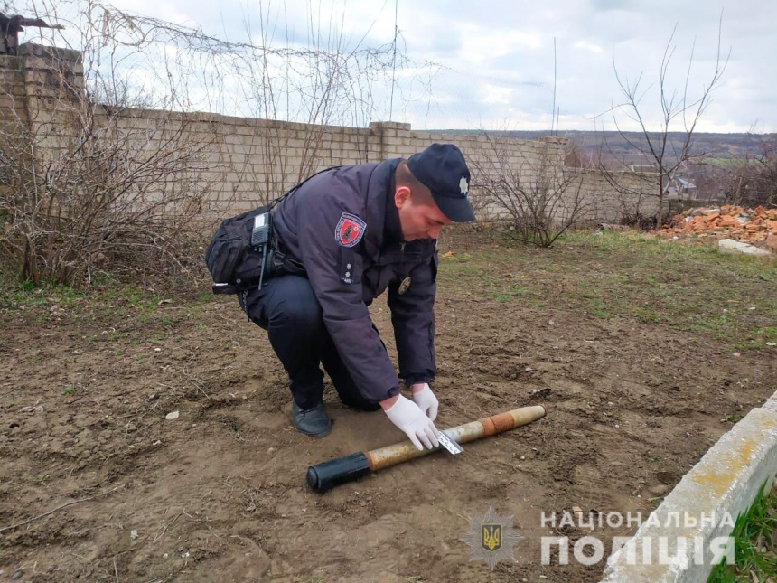 На территории школы в Николаевской области нашли авиационную ракету