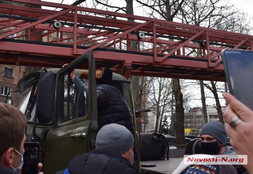 Как в Николаеве мурал с Ольгой Шарий закрашивали. ФОТОРЕПОРТАЖ