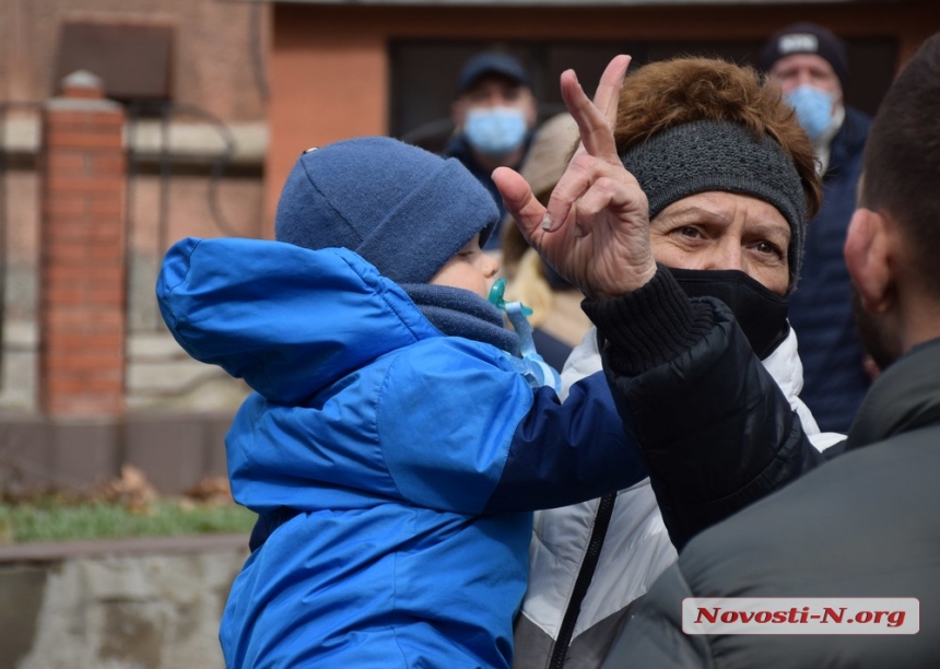 Как в Николаеве мурал с Ольгой Шарий закрашивали. ФОТОРЕПОРТАЖ