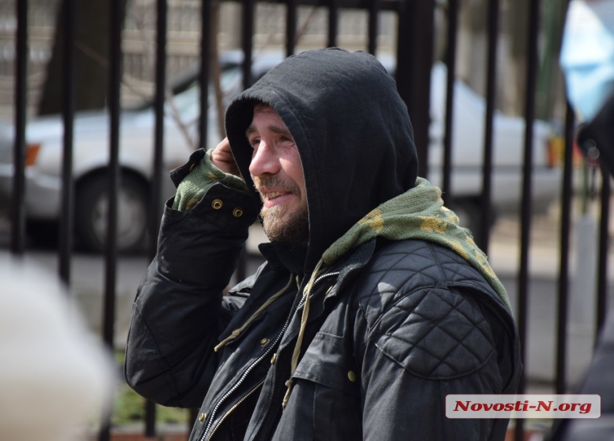 Как в Николаеве мурал с Ольгой Шарий закрашивали. ФОТОРЕПОРТАЖ