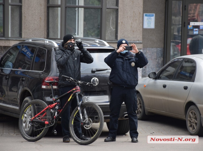 Как в Николаеве мурал с Ольгой Шарий закрашивали. ФОТОРЕПОРТАЖ